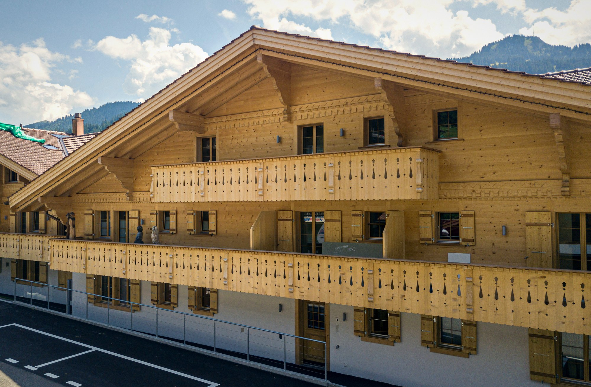 Alps to Atlantic – Chalet Schweiz, Content von Lake Media